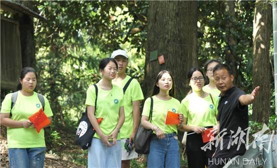 说明: bevictor伟德官网学子“三下乡”:传承红色基因 打通红色教育的最后一公里