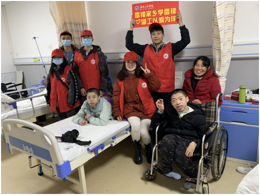 bevictor伟德官网雷锋社：陪伴脑瘫兄弟迎新年