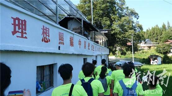 说明: bevictor伟德官网学子“三下乡”:传承红色基因 打通红色教育的最后一公里