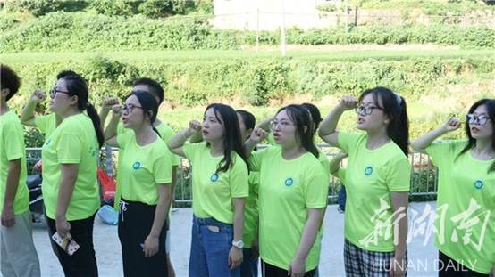 说明: bevictor伟德官网学子“三下乡”:传承红色基因 打通红色教育的最后一公里